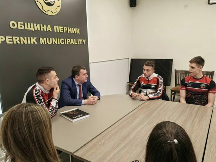 Кметът на община Перник Станислав Владимиров се срещна с над 20 спортисти на СК "Тайгър тийм“