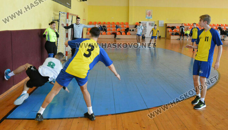 Хандбалистите на ПМГ са шампиони на ученическите игри след обрат