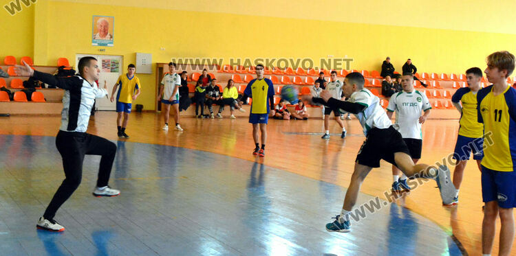 Хандбалистите на ПМГ са шампиони на ученическите игри след обрат