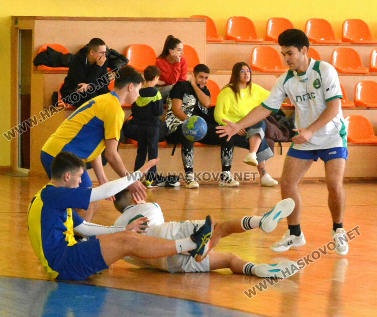 Хандбалистите на ПМГ са шампиони на ученическите игри след обрат