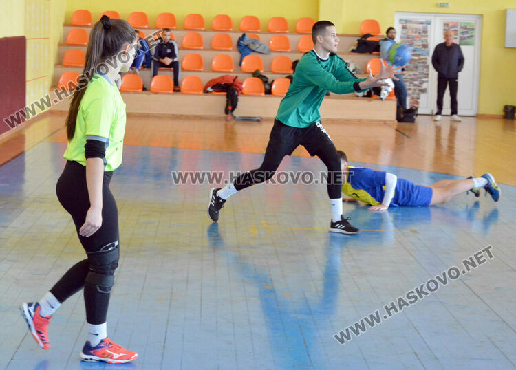 Хандбалистите на ПМГ са шампиони на ученическите игри след обрат