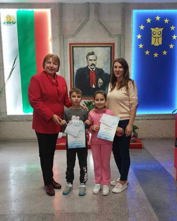 Трима малки славейковци отличени за рисунки