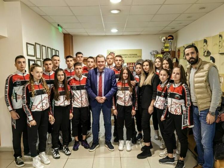 Кметът на община Перник Станислав Владимиров се срещна с над 20 спортисти на СК "Тайгър тийм“