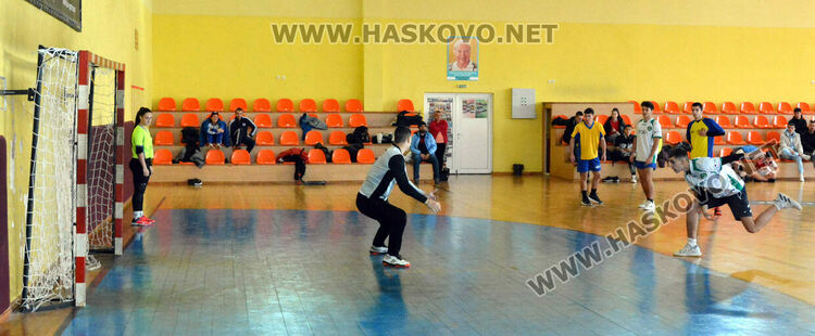 Хандбалистите на ПМГ са шампиони на ученическите игри след обрат