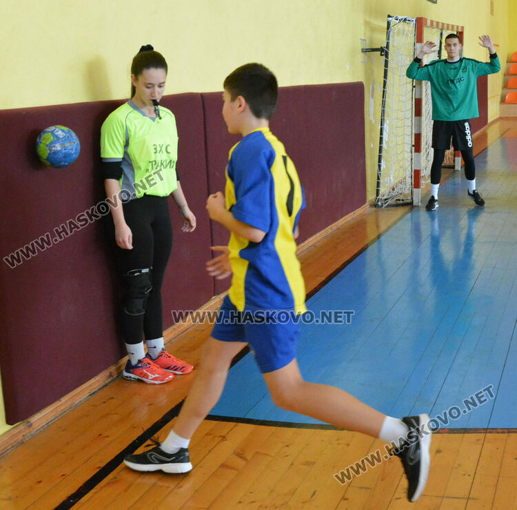 Хандбалистите на ПМГ са шампиони на ученическите игри след обрат