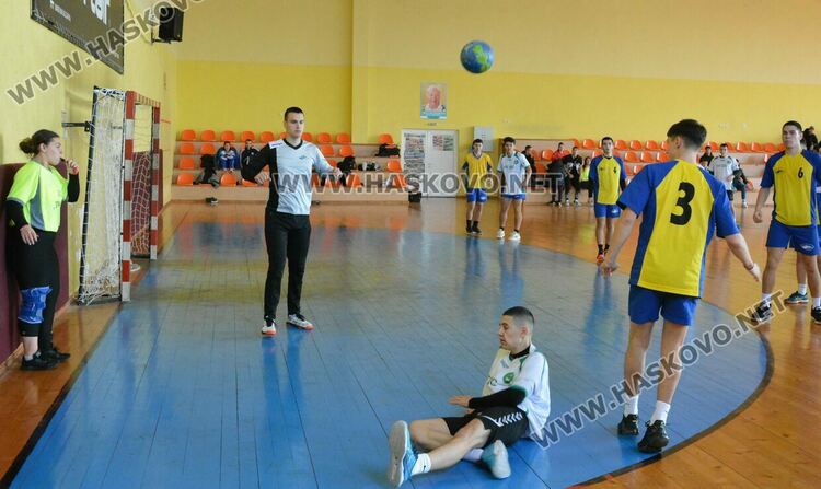 Хандбалистите на ПМГ са шампиони на ученическите игри след обрат