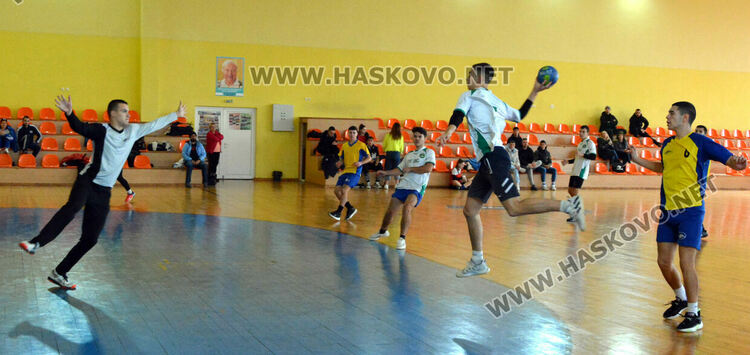 Хандбалистите на ПМГ са шампиони на ученическите игри след обрат