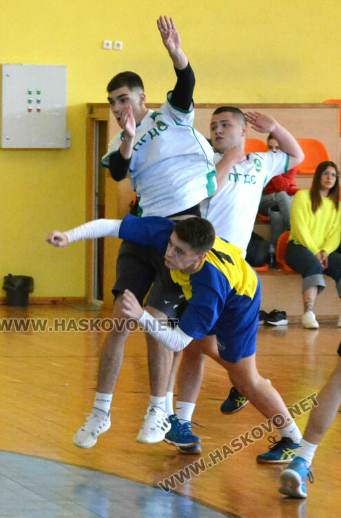 Хандбалистите на ПМГ са шампиони на ученическите игри след обрат