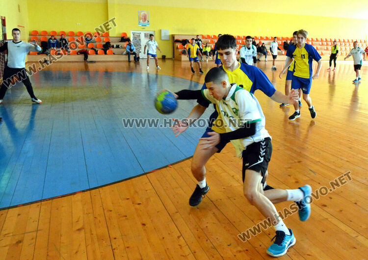 Хандбалистите на ПМГ са шампиони на ученическите игри след обрат