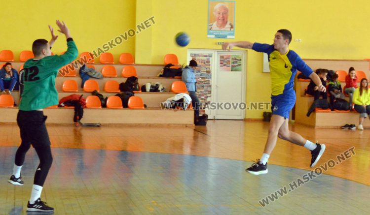 Хандбалистите на ПМГ са шампиони на ученическите игри след обрат