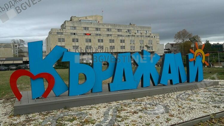 Светлините на коледната елха грейват на 6-ти декември. Концерт на „Д2“ и шоу на кокили са част от изненадите