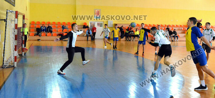 Хандбалистите на ПМГ са шампиони на ученическите игри след обрат