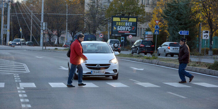 41 пешеходци глобени за месец  в Хасково за неправилно пресичане 