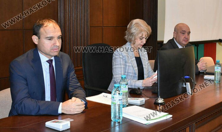 Председателят на ОбС на Хасково Таня Захариева и заместниците й Далян Делчев /вдясно/ и Йозджан Мехмед