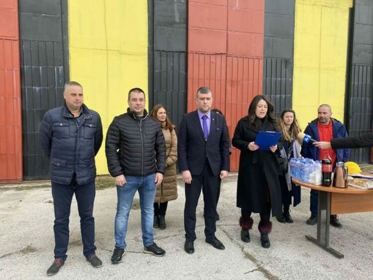 Символична първа копка на проект „Подобряване качеството на атмосферния въздух чрез въвеждане на екологосъобразен обществен електротранспорт в Перник“ бе направена днес