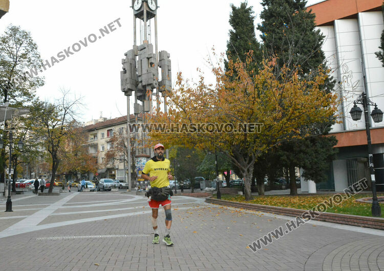 Маратонец бяга 3600 км през Хасково и събира средства за пострадали при земетресения
