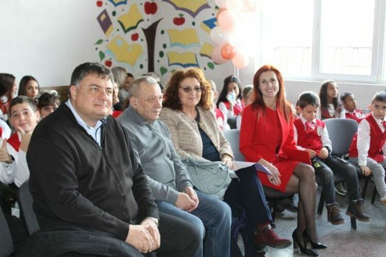 XII ОУ “Васил Левски“ отпразнува 55 години от създаването си с емоционално тържество подготвено от учителския колектив и учениците на училището