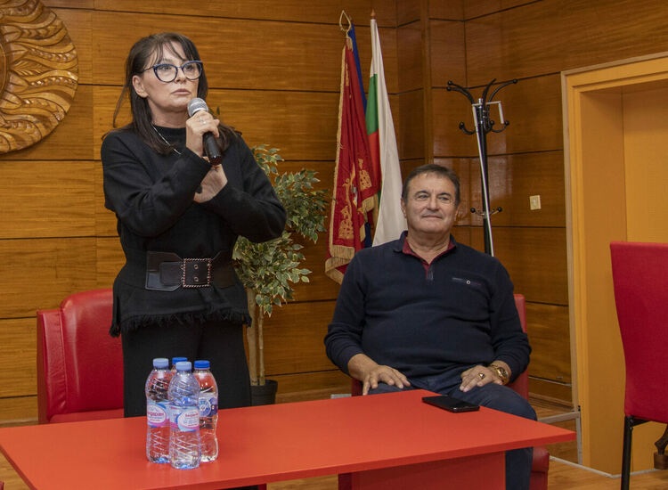 Емоционална среща на славейковци с Мария Лалева