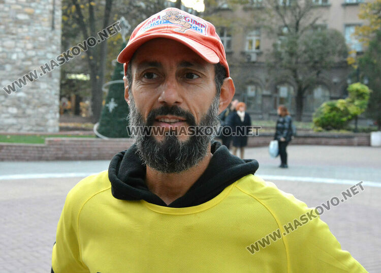 Маратонец бяга 3600 км през Хасково и събира средства за пострадали при земетресения