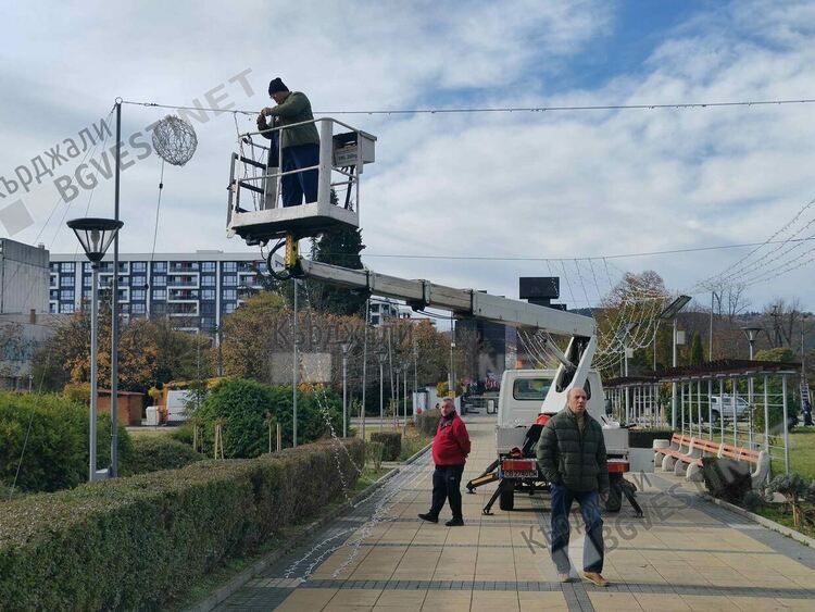 Поставят коледната украса 