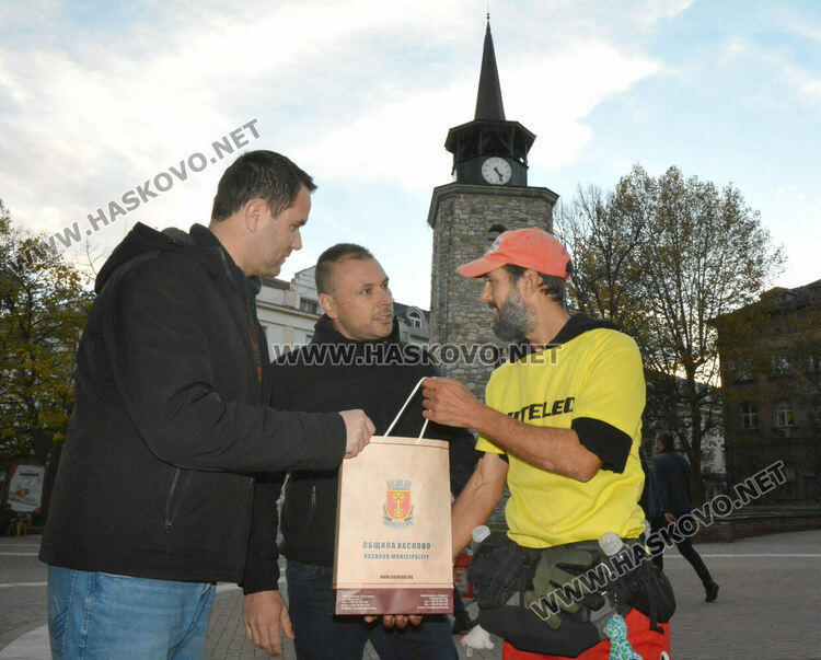 Маратонец бяга 3600 км през Хасково и събира средства за пострадали при земетресения