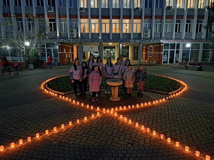 Огнена панделка грейна за пореден път в Димитровград на Световния ден за борба със СПИН