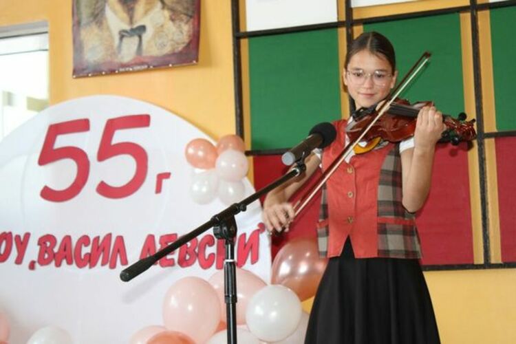 XII ОУ “Васил Левски“ отпразнува 55 години от създаването си с емоционално тържество подготвено от учителския колектив и учениците на училището