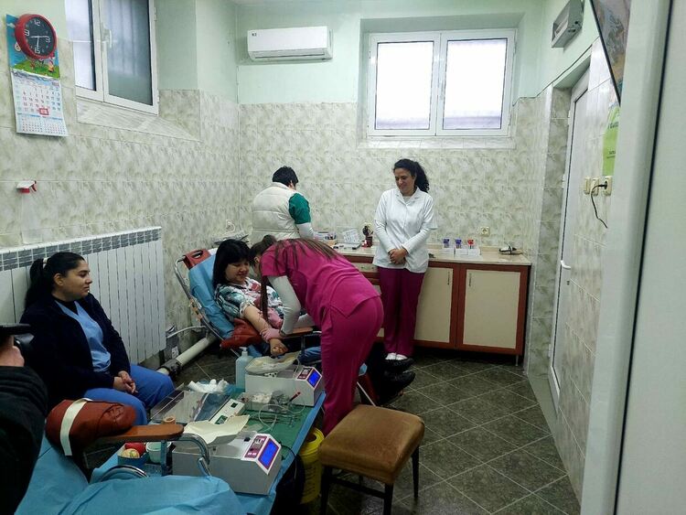 Доброволци на БМЧК с акция по кръводаряване