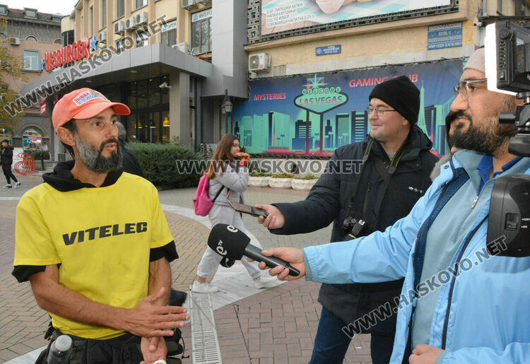 Маратонец бяга 3600 км през Хасково и събира средства за пострадали при земетресения