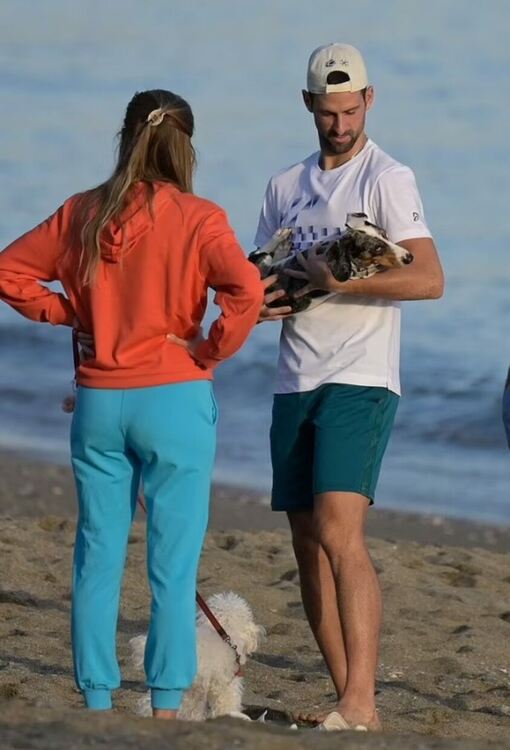 Обичта на известните: нежен Новак Джокович с Йелена и децата в Марбея