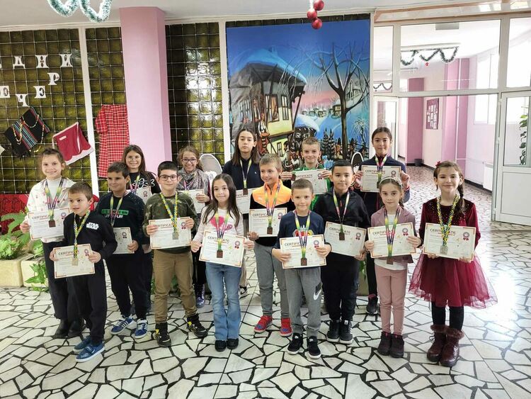 Алековци с медали от „Математика без граници“