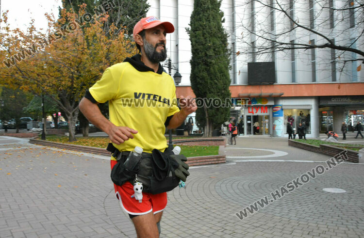 Маратонец бяга 3600 км през Хасково и събира средства за пострадали при земетресения