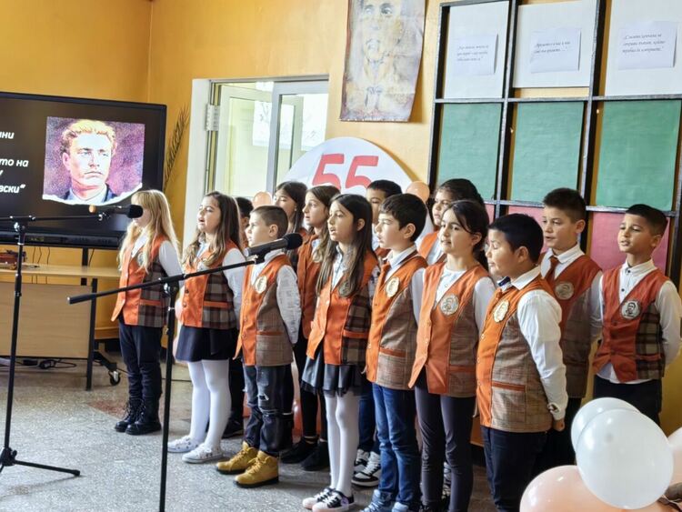 XII ОУ “Васил Левски“ отпразнува 55 години от създаването си с емоционално тържество подготвено от учителския колектив и учениците на училището