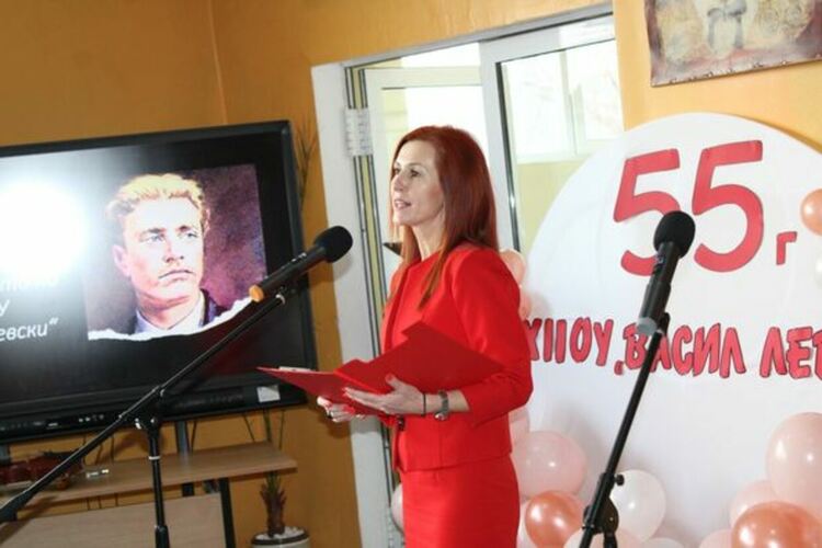 XII ОУ “Васил Левски“ отпразнува 55 години от създаването си с емоционално тържество подготвено от учителския колектив и учениците на училището