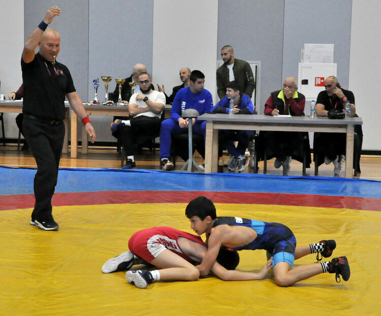 Млади борци от четири държави се борят на тепиха в Димитровград