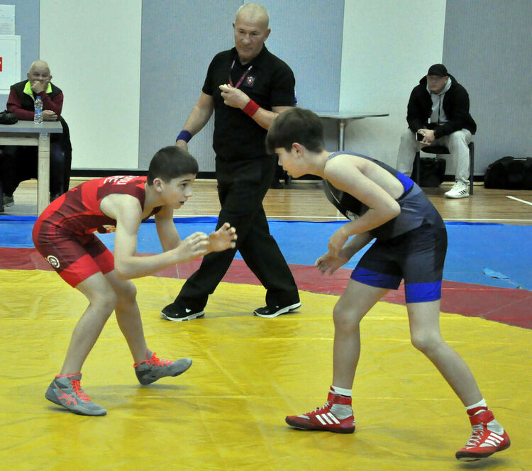 Млади борци от четири държави се борят на тепиха в Димитровград