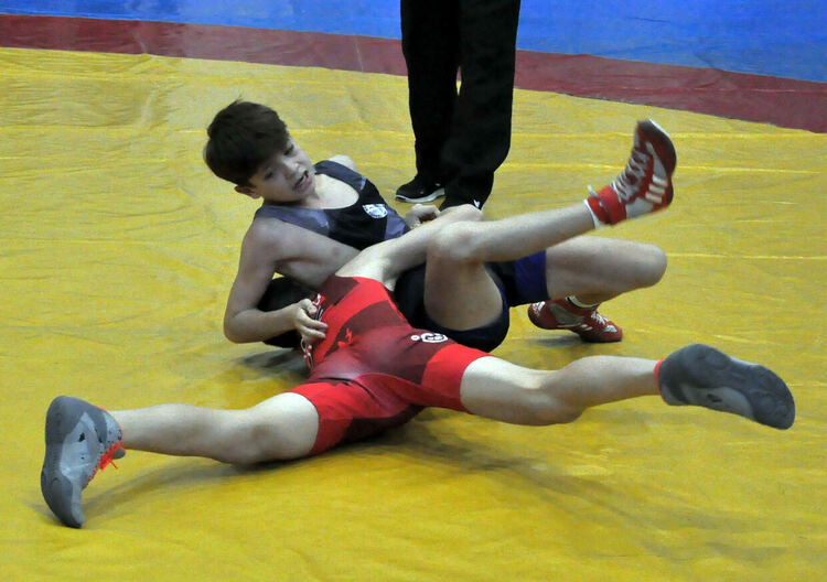 Млади борци от четири държави се борят на тепиха в Димитровград