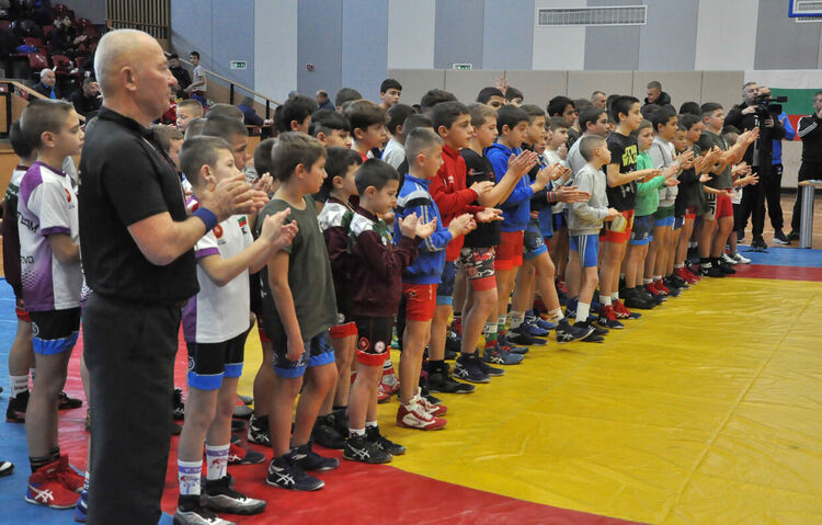 Млади борци от четири държави се борят на тепиха в Димитровград