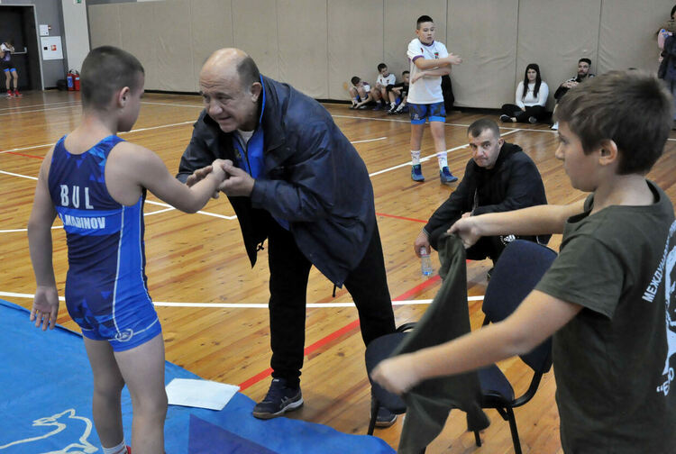 Млади борци от четири държави се борят на тепиха в Димитровград