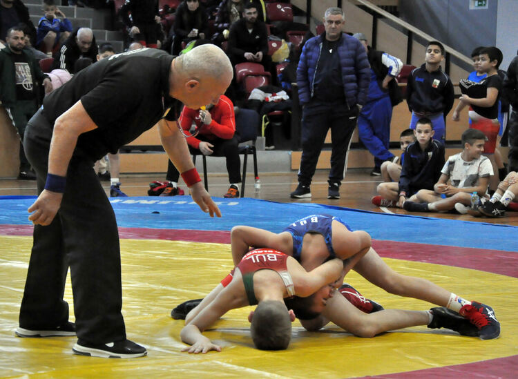 Млади борци от четири държави се борят на тепиха в Димитровград