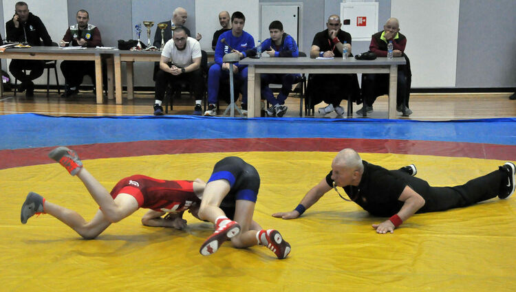 Млади борци от четири държави се борят на тепиха в Димитровград