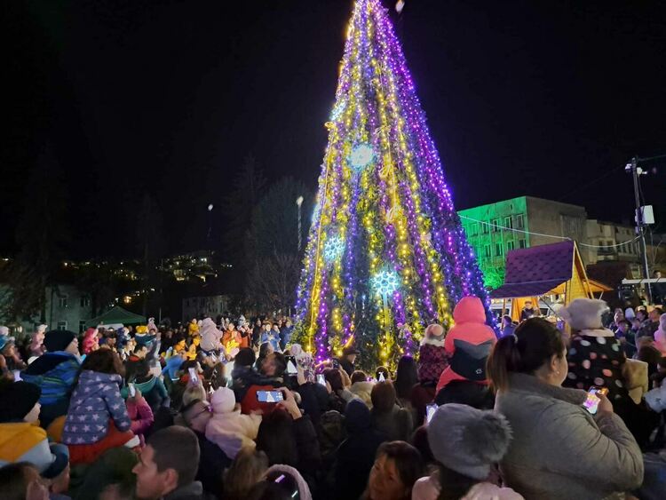 Смолян грейна в коледна премяна,стотици се стекоха на празника 