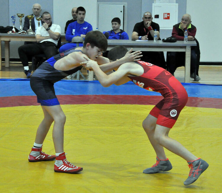 Млади борци от четири държави се борят на тепиха в Димитровград