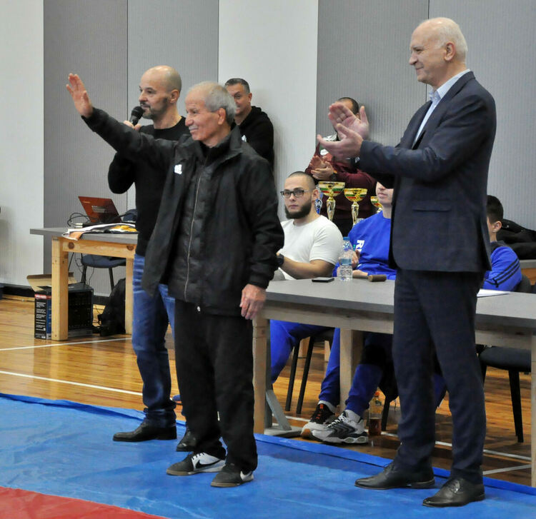 Млади борци от четири държави се борят на тепиха в Димитровград