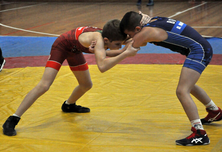 Млади борци от четири държави се борят на тепиха в Димитровград