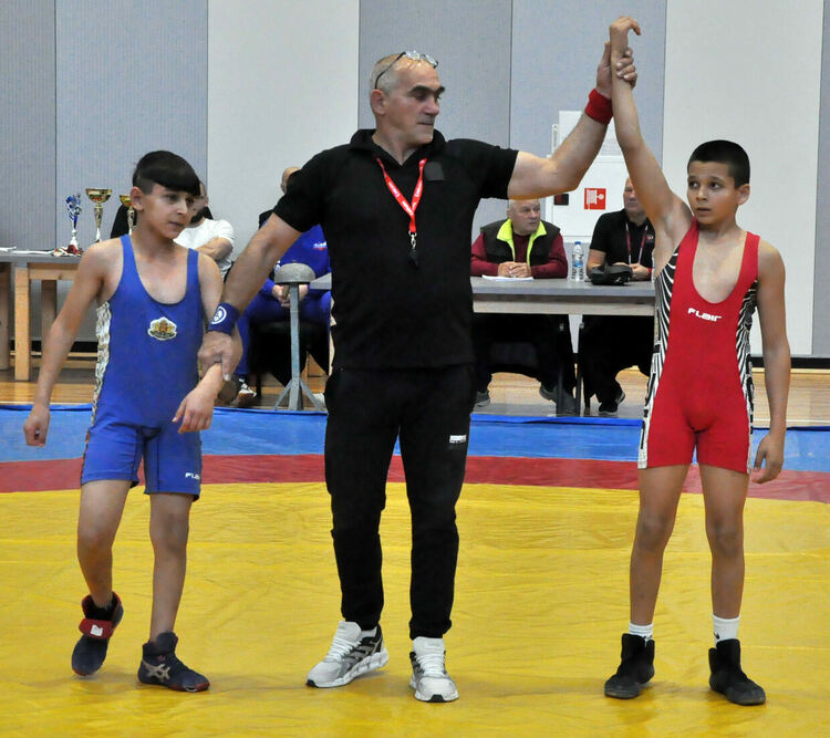 Млади борци от четири държави се борят на тепиха в Димитровград