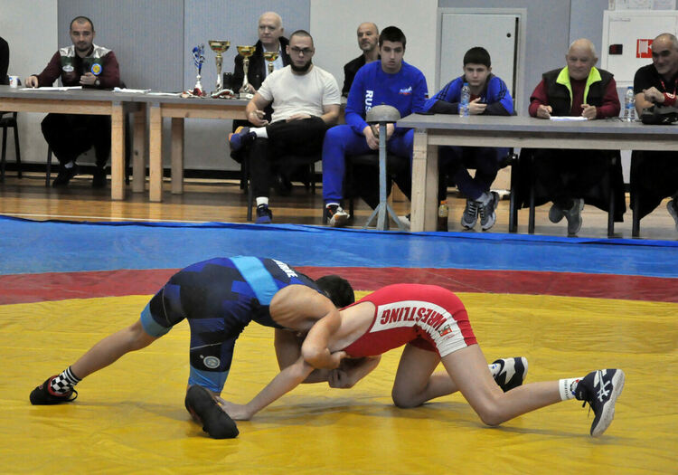 Млади борци от четири държави се борят на тепиха в Димитровград