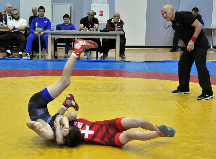 Млади борци от четири държави се борят на тепиха в Димитровград