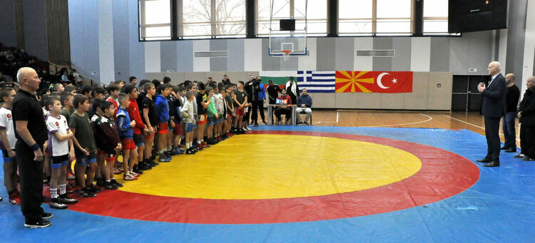 Млади борци от четири държави се борят на тепиха в Димитровград