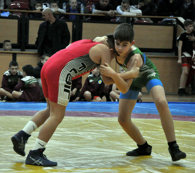 Млади борци от четири държави се борят на тепиха в Димитровград